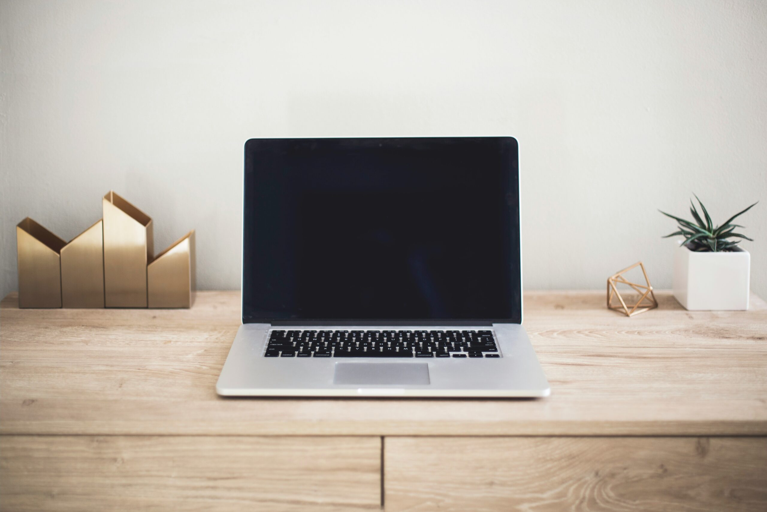 Illustration d'un ordinateur portable sur un bureau